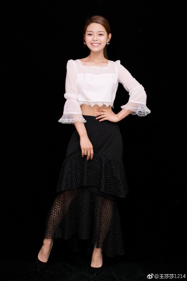 莫小贝王莎莎穿白色上衣+黑色半身裙 时尚优