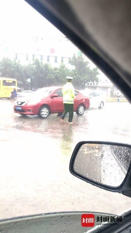 暴雨中打“光脚板”执勤 这位协警小哥火了