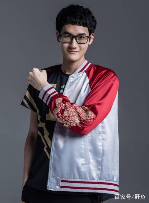 出征MSI的RNG新战袍出镜,卡萨穿衣讲究,网友