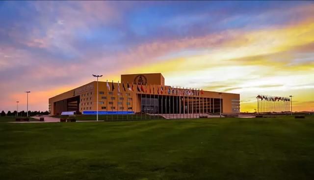 在浩瀚无际的库布其沙漠中，出现一个奇迹，一个海市蜃楼般的存在