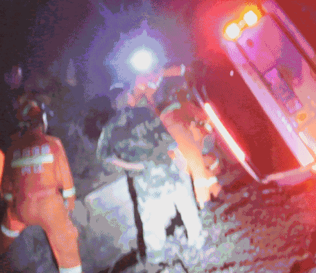 内江一辆路虎侧翻 司机不幸遇难