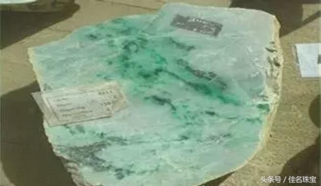 2700颗蛋面衬托上亿帝王绿观音王,美玉背后故