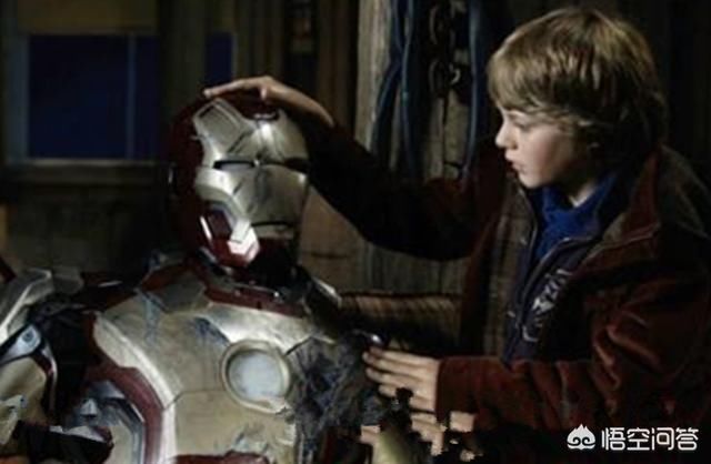 《复仇者联盟4》最后钢铁侠葬礼上有一年轻人