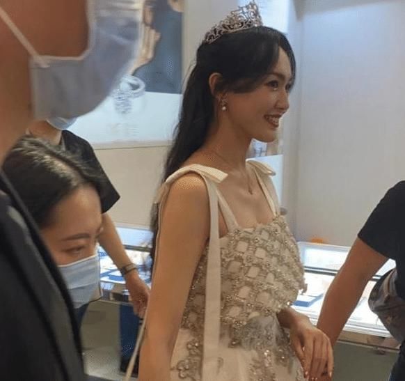 36岁唐嫣现身活动，失去了十级美颜，这生图确定不是唐不修？