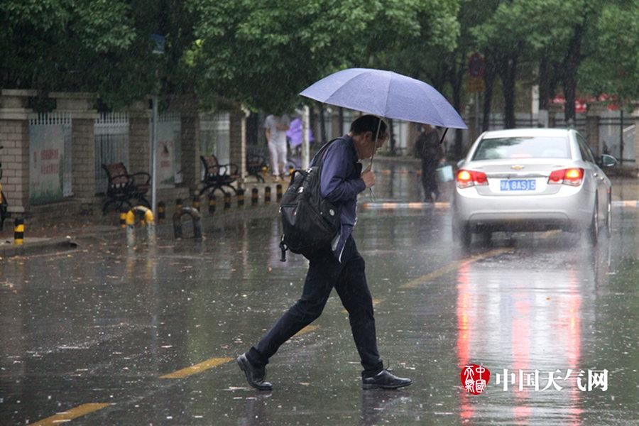 武汉风雨交加凉意足 市民五月穿春装