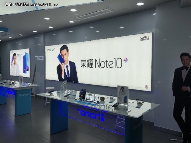 背面造型首爆 荣耀Note10上架线下体验店