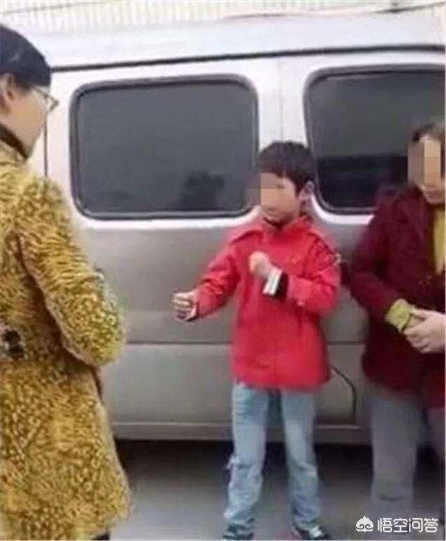 十岁男孩剪刀脚挤压妈妈脖子, 这位妈妈从头到尾不反抗,怎么想的