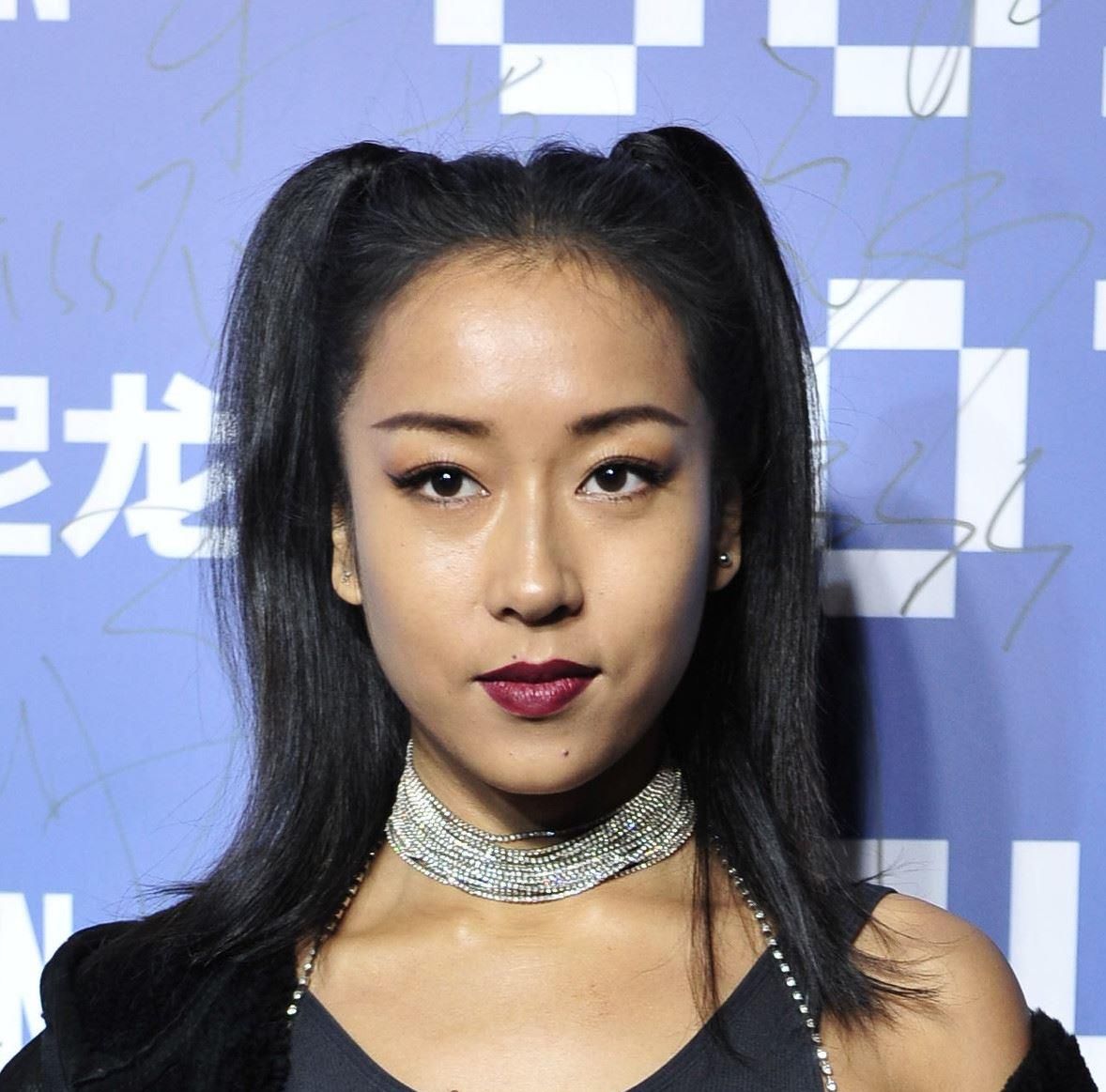 吉克隽逸出席足球峰会,为贝克汉姆颁奖,厉害了