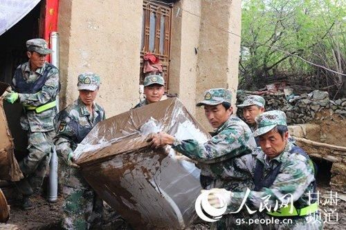 定西市组织七县区民兵奔赴岷县救灾