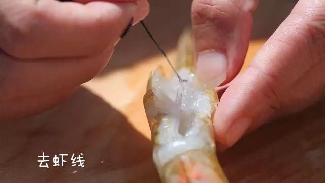 油焖大虾怎么做最入味？饭店大厨那偷学的秘方，吃一口回味无穷