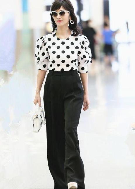 赵雅芝难得穿对年龄的搭配, 却还是减龄30岁, 