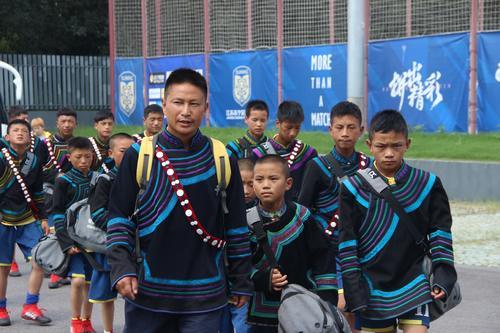 江苏苏宁足球公益再添重彩一笔!彝族少年走进