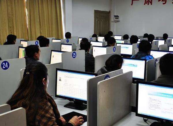 无证驾驶保时捷被扣 说起驾照男子一脸无奈: 考