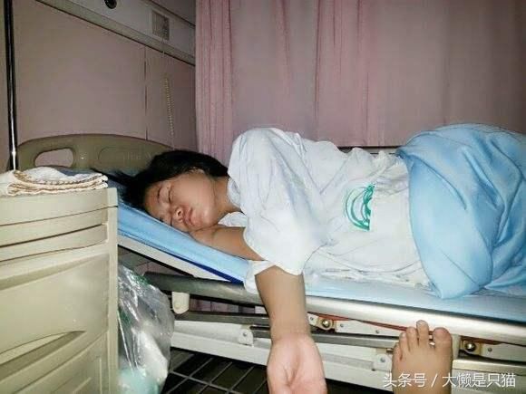 婚后工资全交母亲，老婆生病住院我要回工资卡，查看到余额我哭了