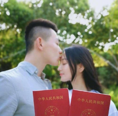 张馨予清晨伤感发文，内心告白终究相信爱情，遇见何捷是最大的幸福！