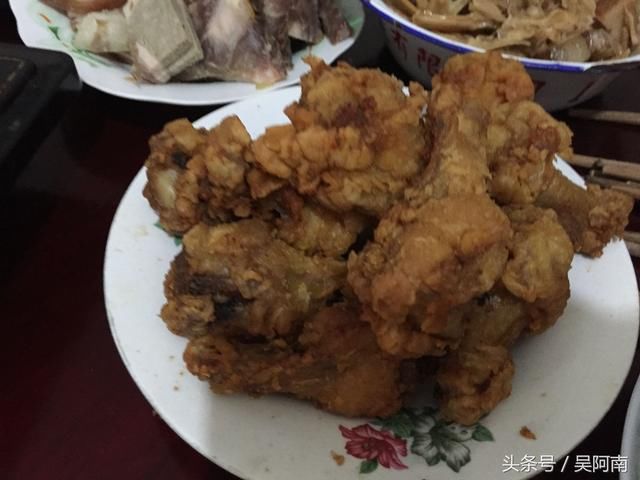 大姨妈家拜年,她却端了一大盘青菜招待我们,真相让我们感动