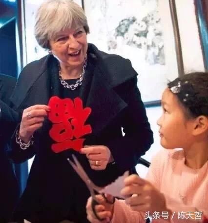 英国首相这动作被英媒纠错，中国人都笑了：来来来，我们教你