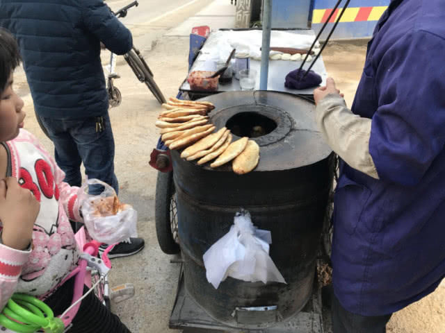 2块钱一个的烤饼，河北老汉一卖就是40年，靠这个竟然买房啦