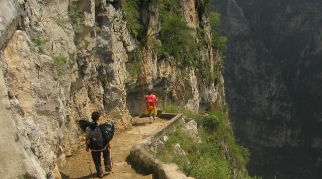 悬崖绝壁上的百年小村，从“天梯上的村庄”到“云上乐园”