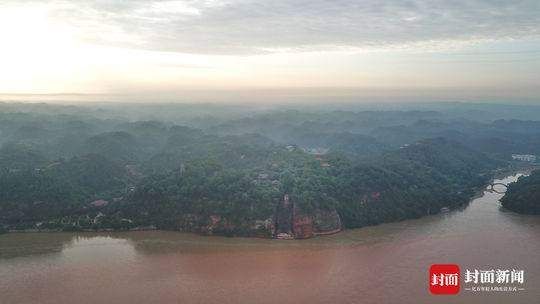 雨后看乐山大佛 金身直傍青霄立