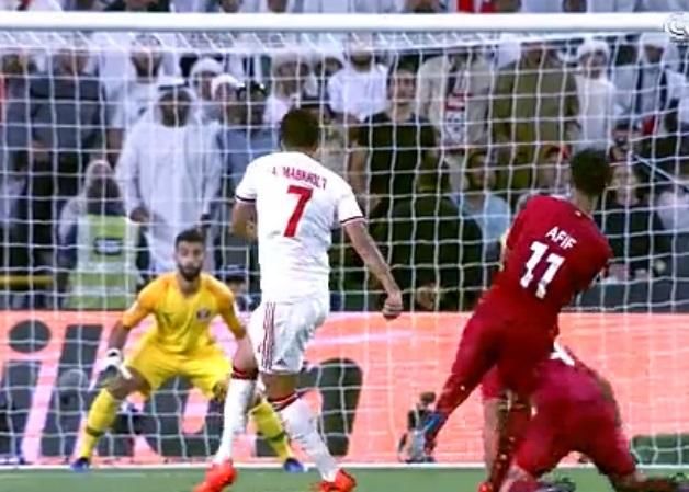 亚洲杯东道主崩了!卡塔尔4-0大胜,阿联酋门将黄