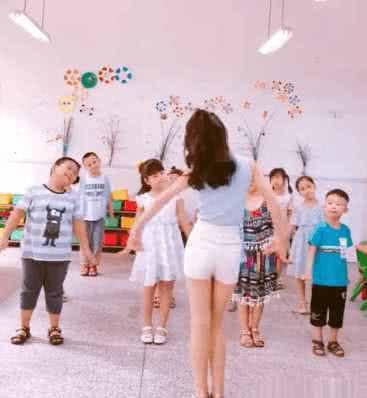 90后女幼师教学生跳舞,看背影着迷了,家长:真后