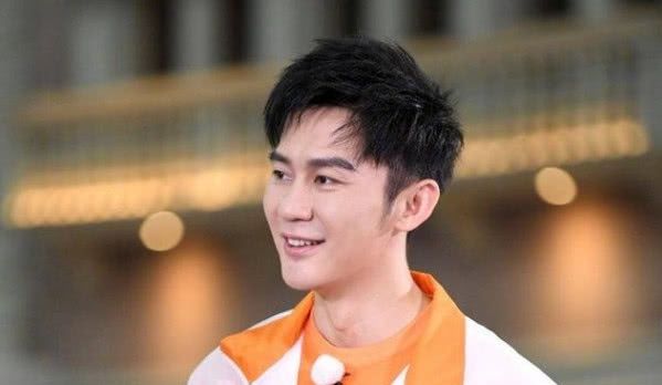 李晨升级做爸爸?和女子很悠闲的散步,孕肚非常明显预示好事将近 电子游艺mgm