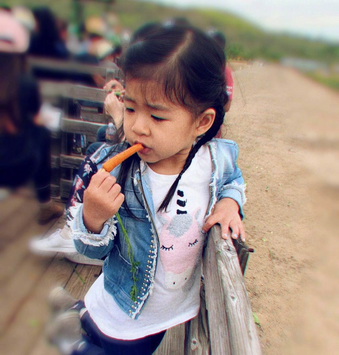 张梓琳晒与女儿近照,3岁胖妹颜值赶超妈妈,超模范堪比张梓琳! 新金沙电子游戏