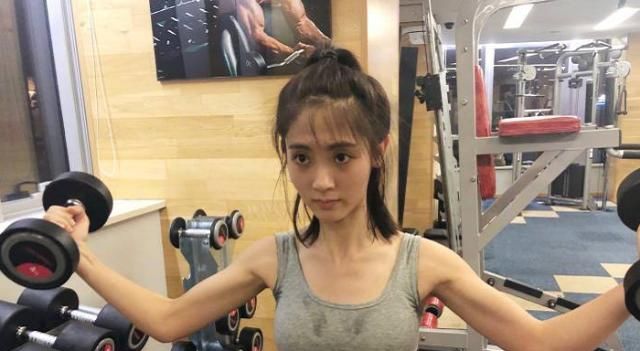 杨紫卸妆后,邢菲卸妆后,迪丽热巴卸妆后,差距有点明显 18luck新利