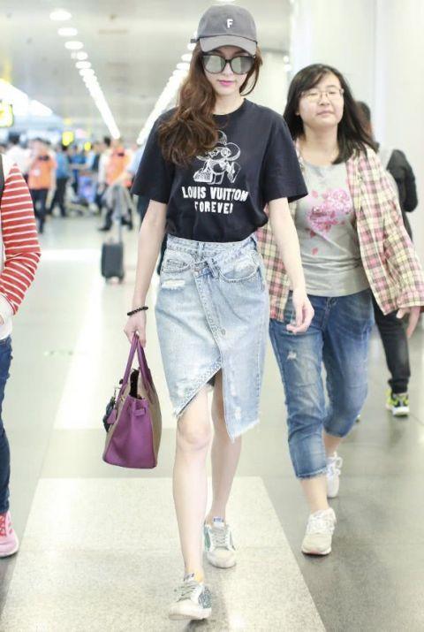 唐嫣是要逼死强迫症!穿一条牛仔裙亮相 不止穿