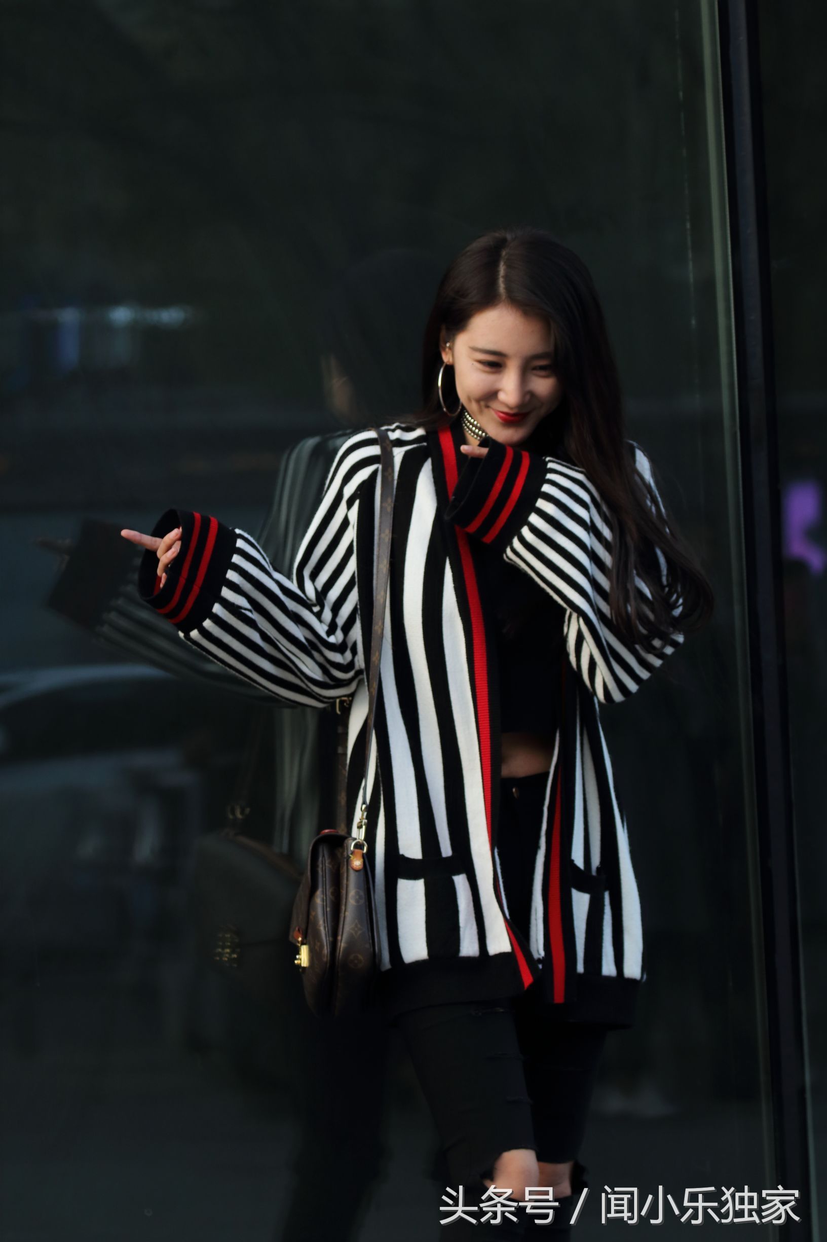 北京街拍:三里屯拍到爱笑的女孩,黑白红相配的