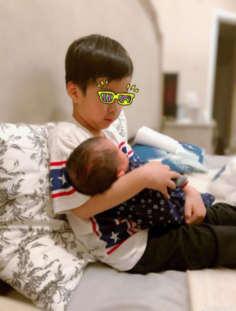 陈楚生二胎得子 两个儿子同框超有爱 沉寂多年