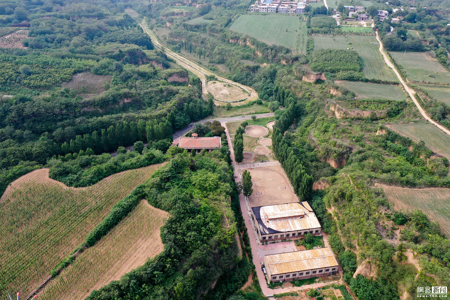 河南五云山被曝用扶贫款违建别墅跑马场别墅鬼bd下载图片