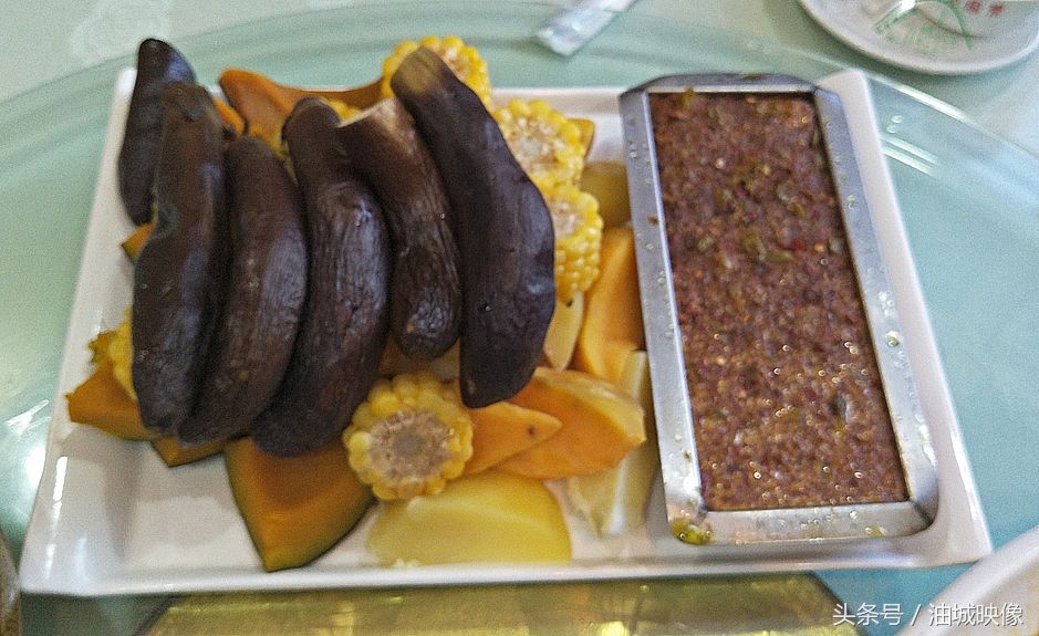 东北小苞米农家院:三道大盘菜四个东北大汉,楞