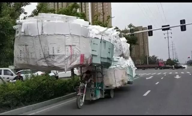 阜阳街头现“巨无霸”三轮车！交警：怎么做到的？