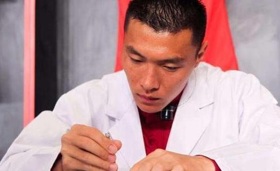 欧洲人体格!4次进球拯救国足,早与女友隐婚生