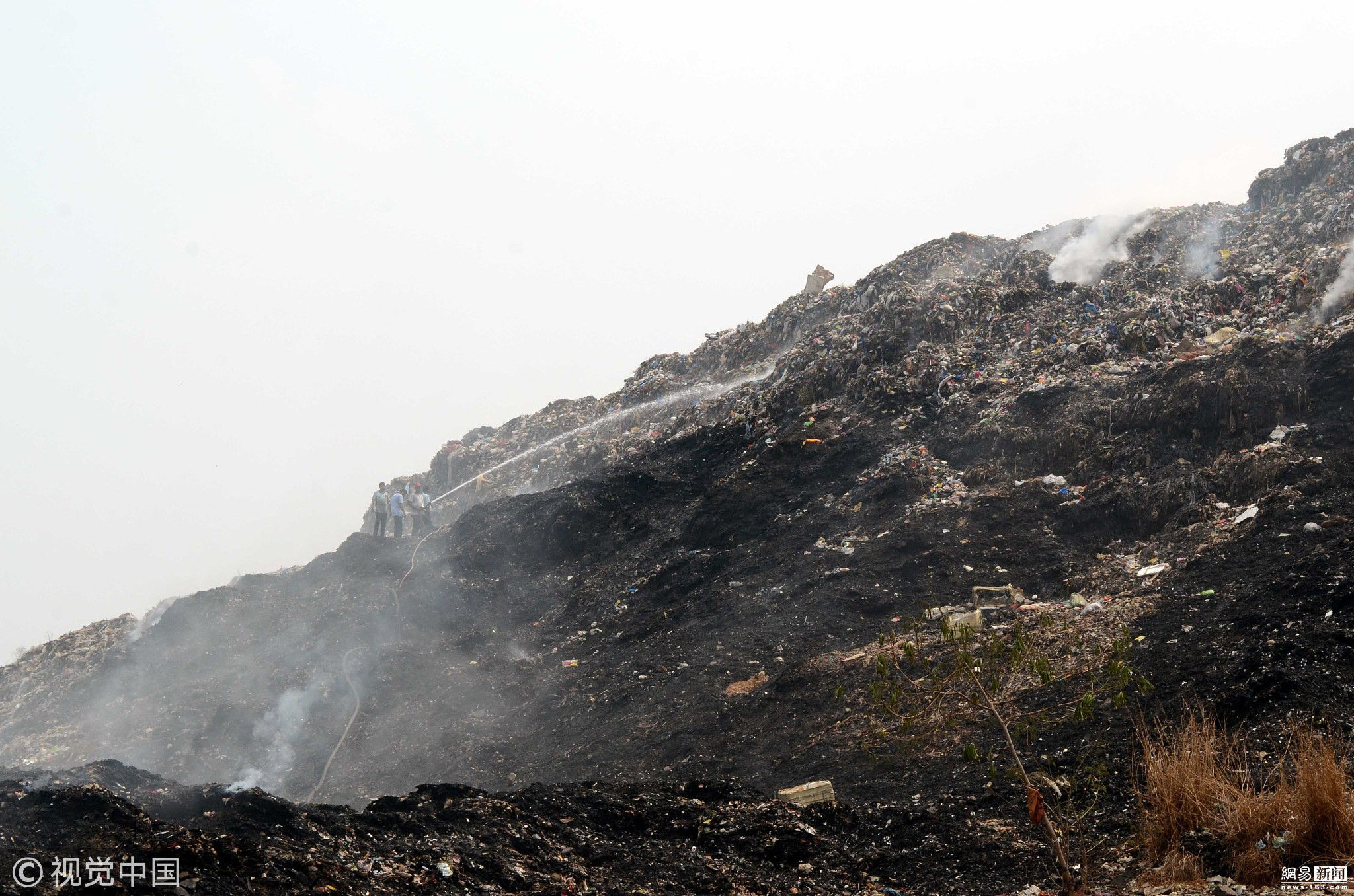 印度垃圾山发生火灾 过火面积达24000平方米