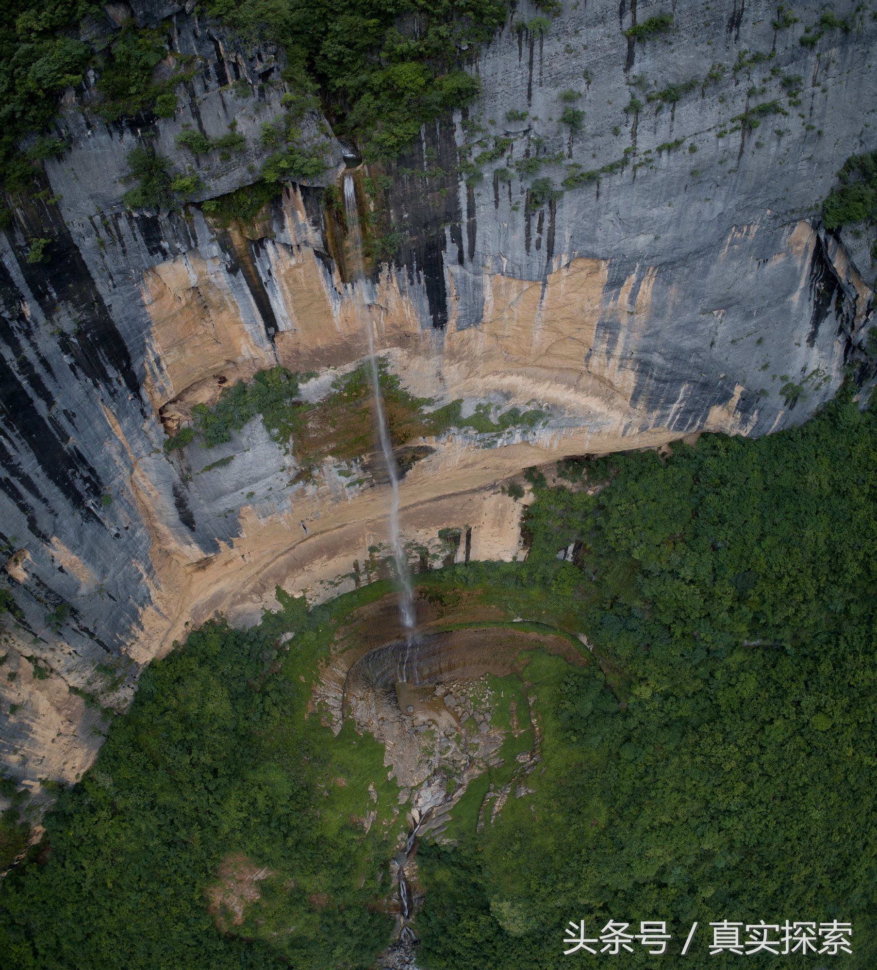 湖北神农架大九湖到重庆巫山当阳大峡谷的罕见超级大瀑布 超百米