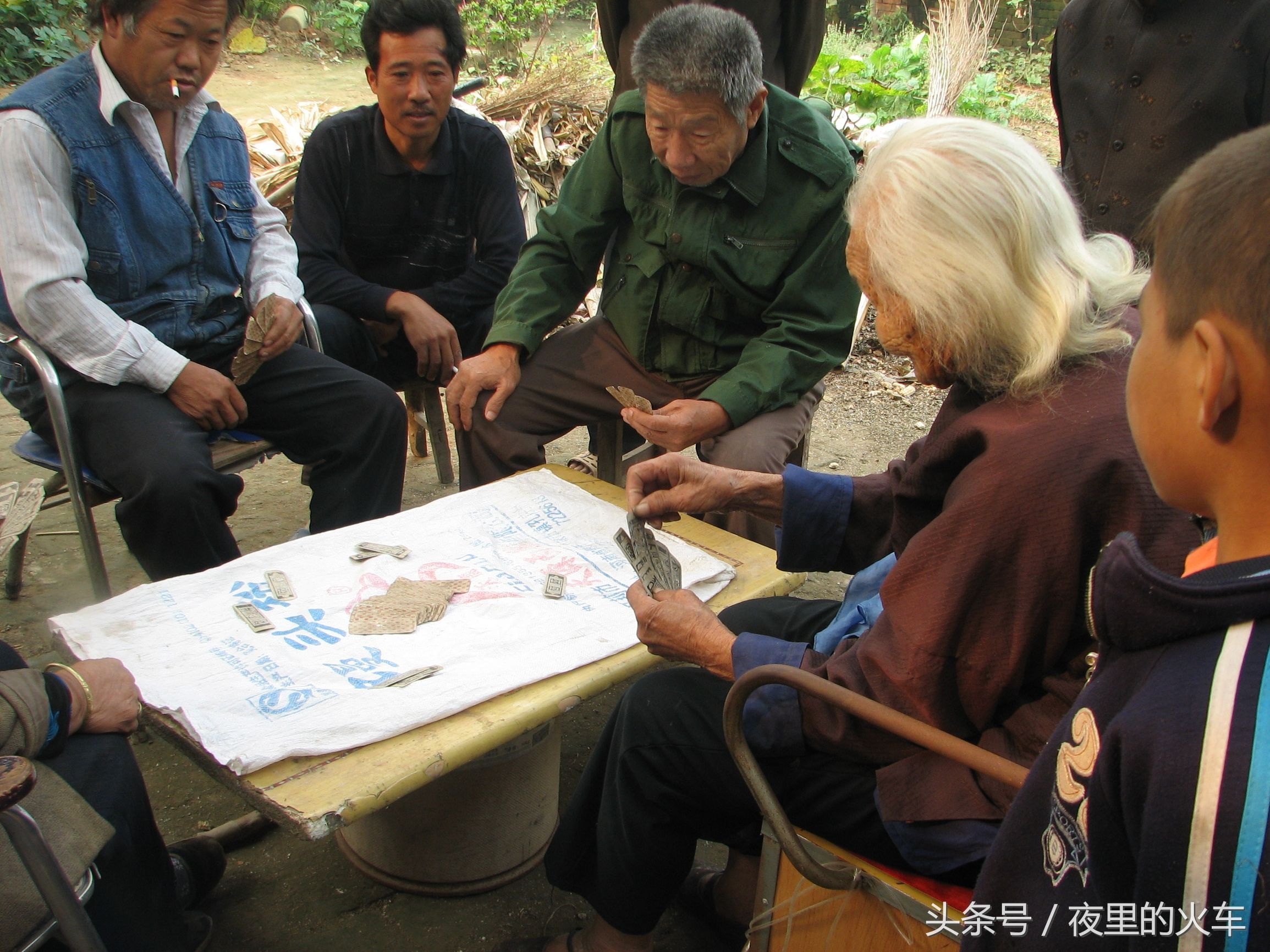 河南农村古稀老人爱玩这种牌,图案古怪如同火