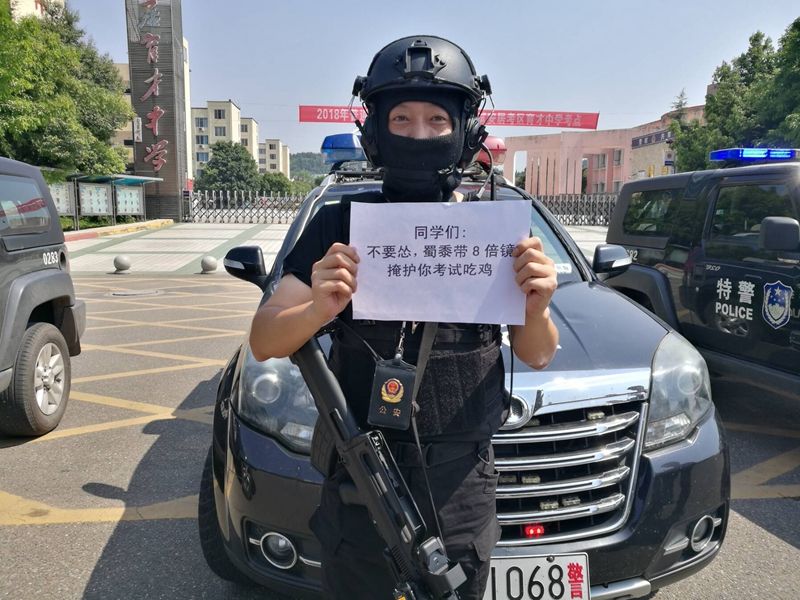 今天为2018年高考第一天,看遂宁民警是这样为