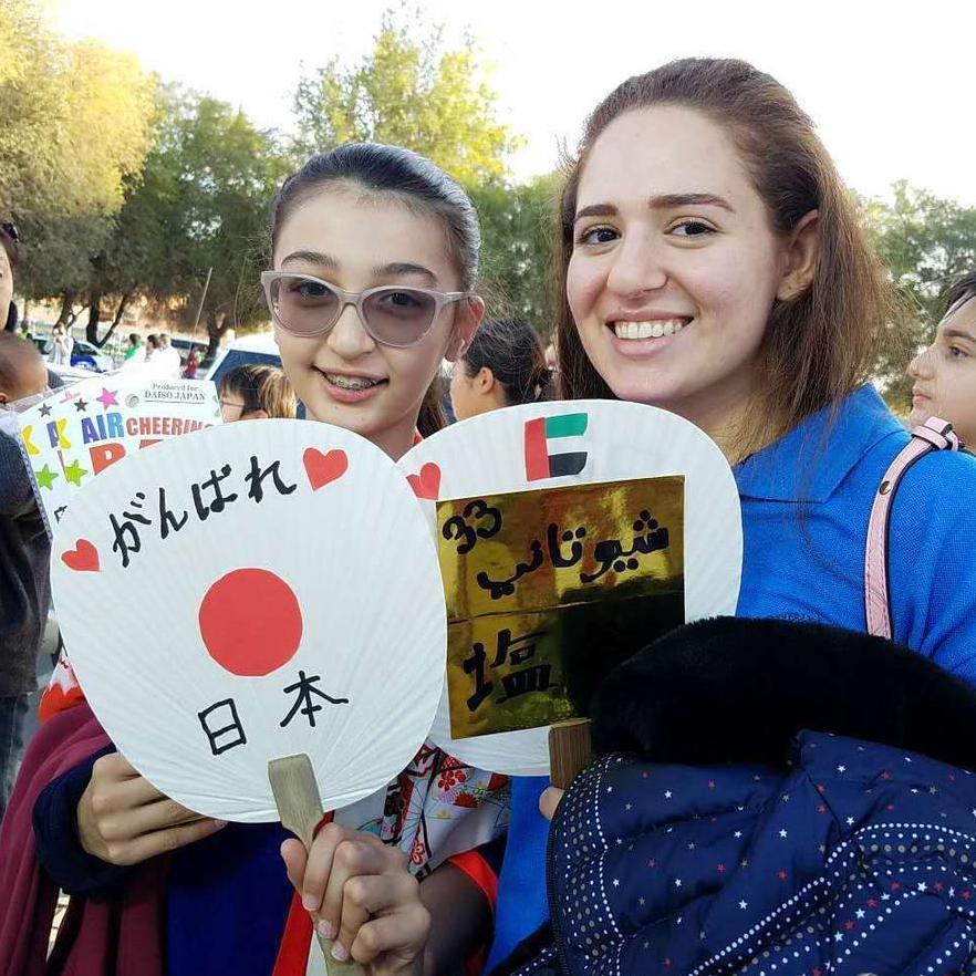 日本乌兹别克两队球迷和睦 互换礼物亲密合影