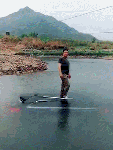 搞笑gif:媳妇发给我她以前的视频,让我在家把碗刷了!