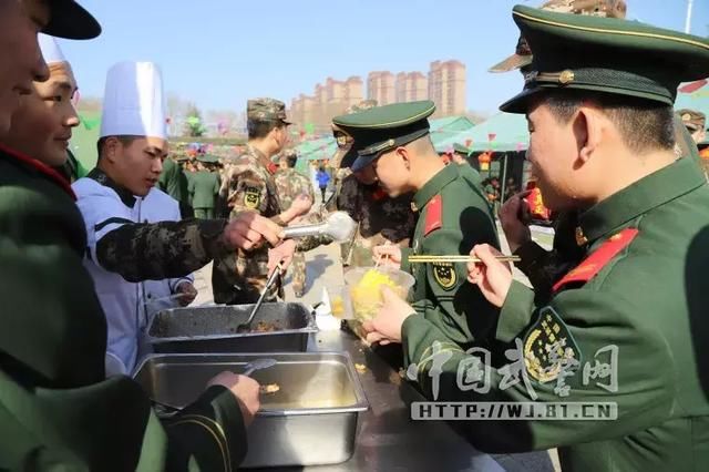 军营“美食一条街”,官兵吃啥都免费 “摊位”口味多好吃