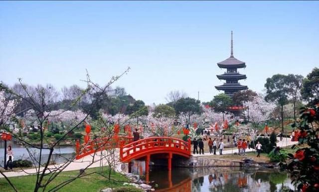 等到了9点后,大武汉通(ID:dawuhantong,微信同号)小编惊奇地发现,黄鹤楼公园、两江游船、武汉植物园、东湖绿道(观光电瓶车)、园博园通通被预约完了。看来,武汉人游武汉的精气神是不可低估的,是如此爱好武汉这片大好河山。 大家也不要急,其实与其说人挤人地去武汉动物园、黄鹤楼公园、两江游船、武汉植物园、东湖绿道(观光电瓶车)、园博园,倒还不如趁着春节长假,去这些景点游玩,兴许是非同寻常的游玩体验哦。