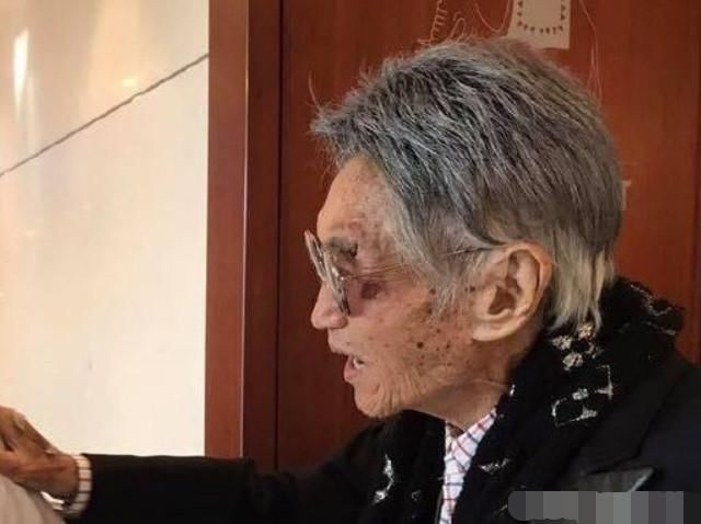 这位安乐死的主持人今日下葬,关心世界杯的人