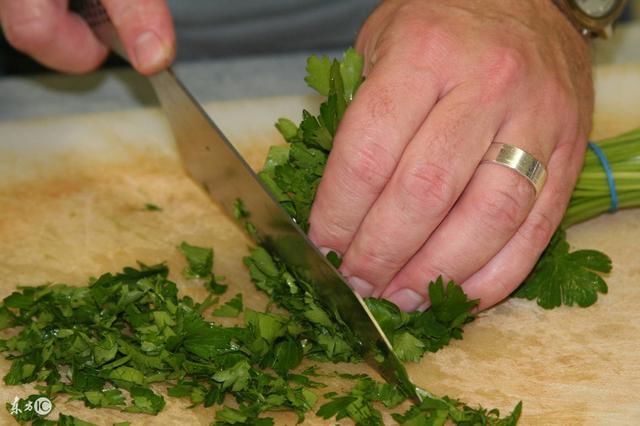 学会这几种方法储存香菜,能够吃一年的,再也不