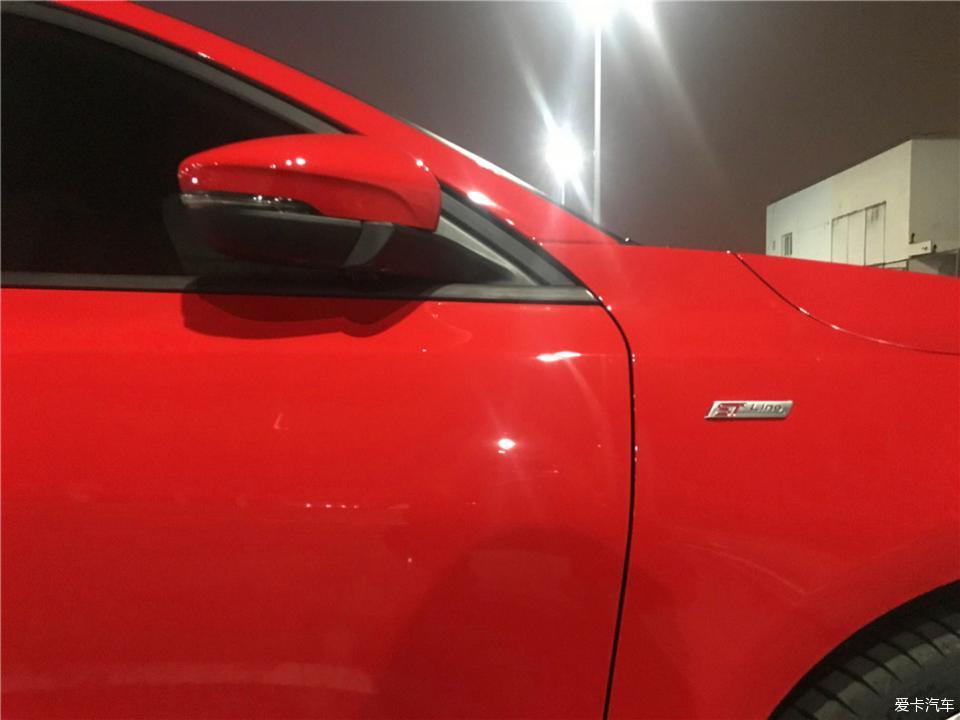 一辆新福克斯ST-LINE鼓励自己