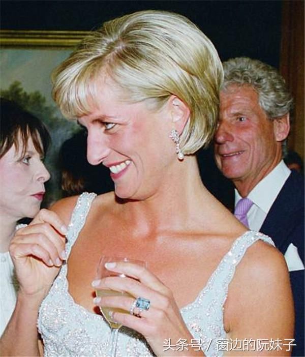哈里王子送新婚妻子海蓝宝戒指 来自戴安娜王