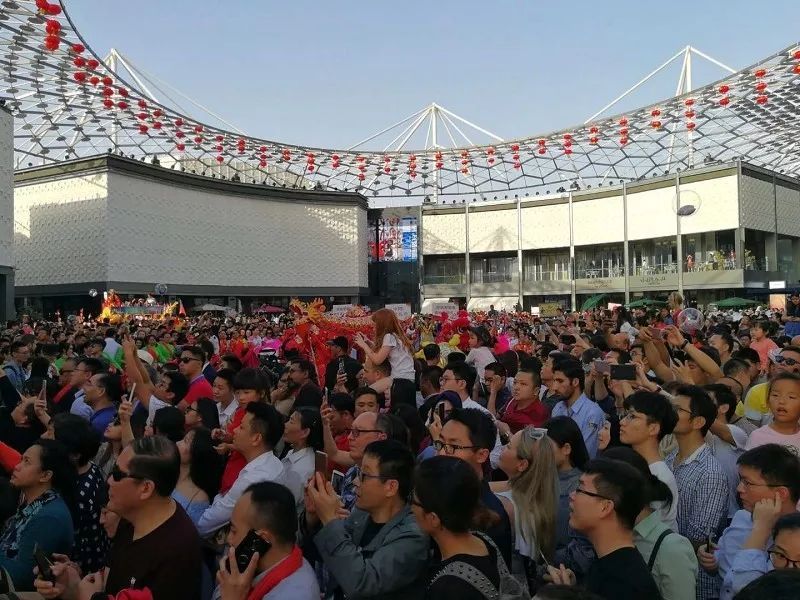 【多图】我在现场 | 春节千人大巡游，迪拜史上最大规模中国新年