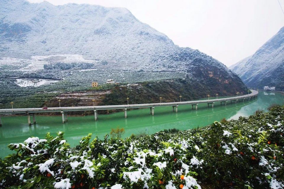 【美翻了，我的村】湖北宜昌深渡河村:车在画中“游”